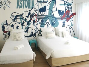 Superior driepersoonskamer | Luxe beddengoed, individueel gedecoreerd, individueel gemeubileerd