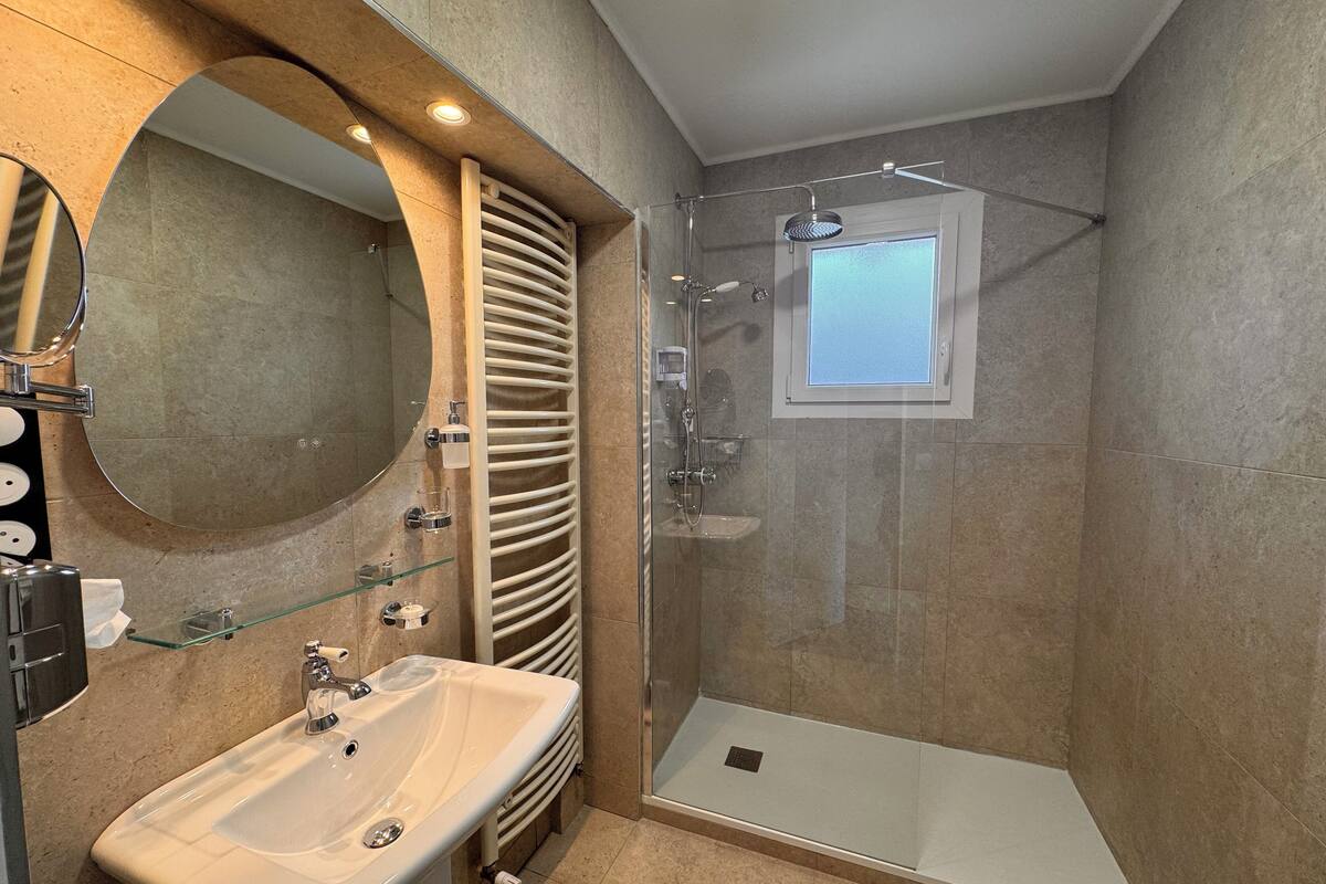Amenidades de baño gratuitas, secadora de cabello, toallas, jabón 