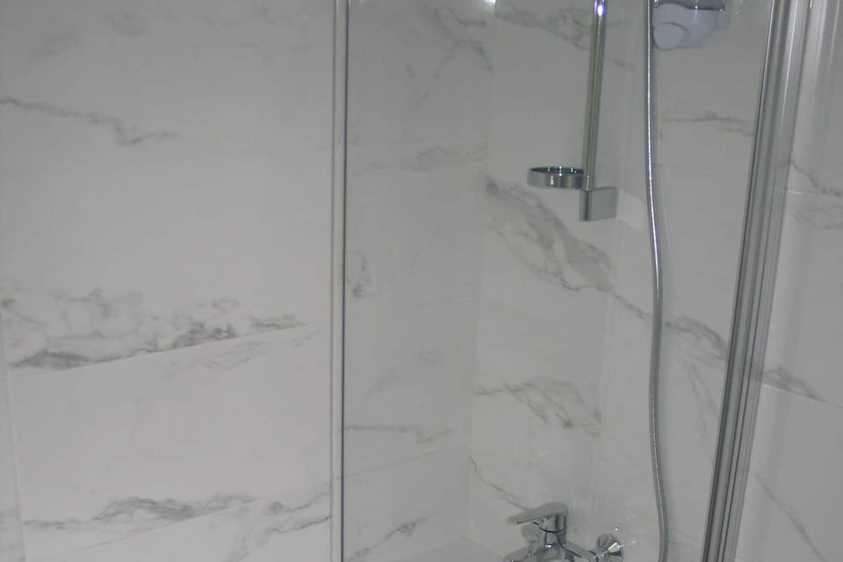 Superior Triple Room | Bathroom | Free toiletries, hair dryer, towels, soap