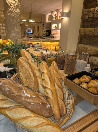 Daily buffet breakfast for a fee. Hotel Astoria