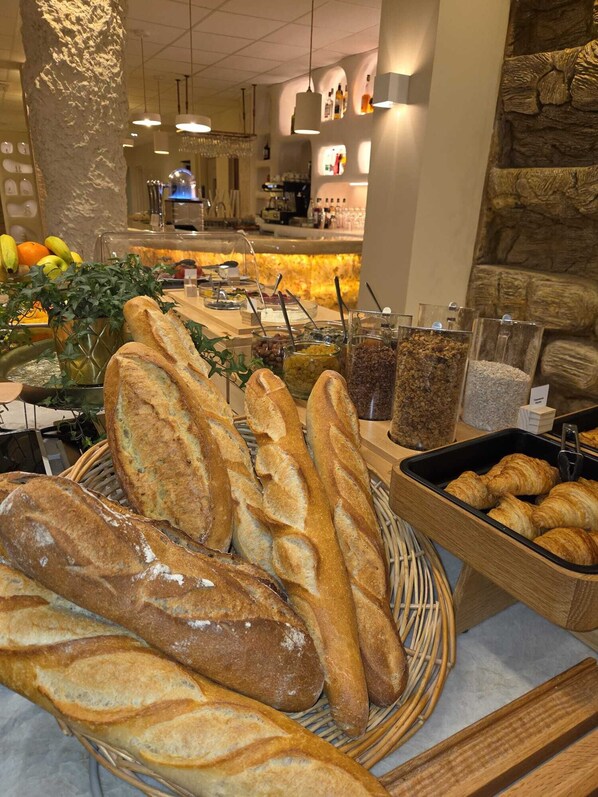 Colazione a buffet, servita tutte le mattine (18 EUR a persona)