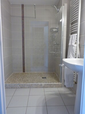 Superior tweepersoonskamer | Badkamer | Gratis toiletartikelen, een haardroger, handdoeken, zeep