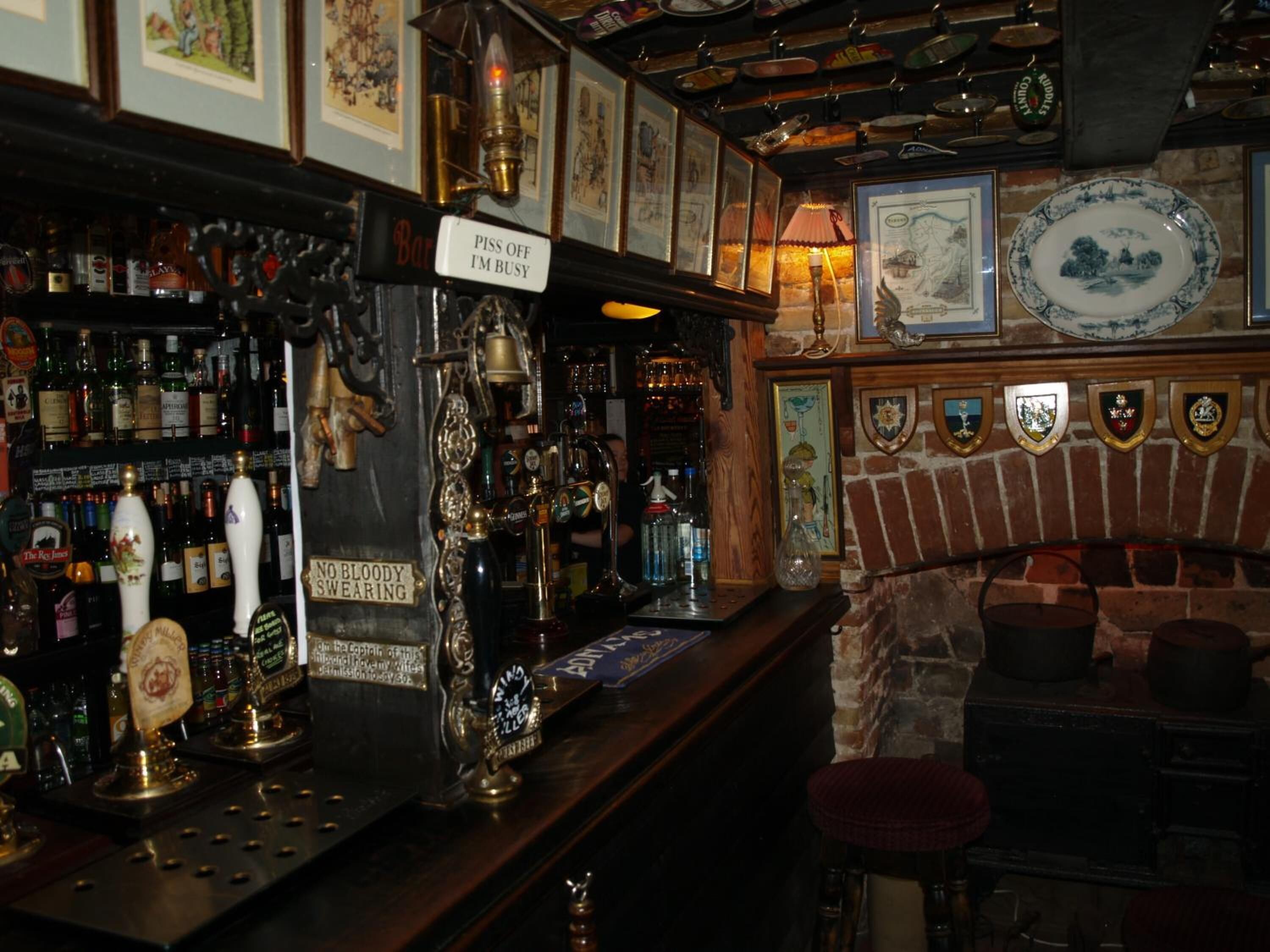 Bar (trong khuôn viên)