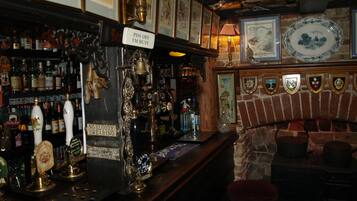 Bar (trong khuôn viên)