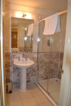 Deluxe Double or Twin Room | Bathroom | Combined shower/tub, hair dryer, towels - The Olde Windmill Inn (Thetford)