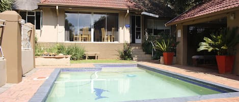 Piscine extérieure, chaises longues