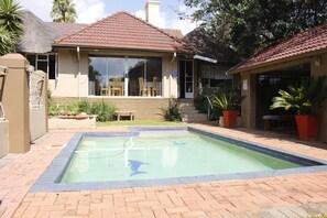 Outdoor pool, open 10:00 AM to 10:00 PM, pool loungers - African Sky Bed and Breakfast (Krugersdorp)