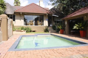 室外游泳池，10:00 至 22:00 开放，日光浴躺椅