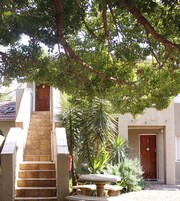 室外游泳池，10:00 至 22:00 开放，日光浴躺椅