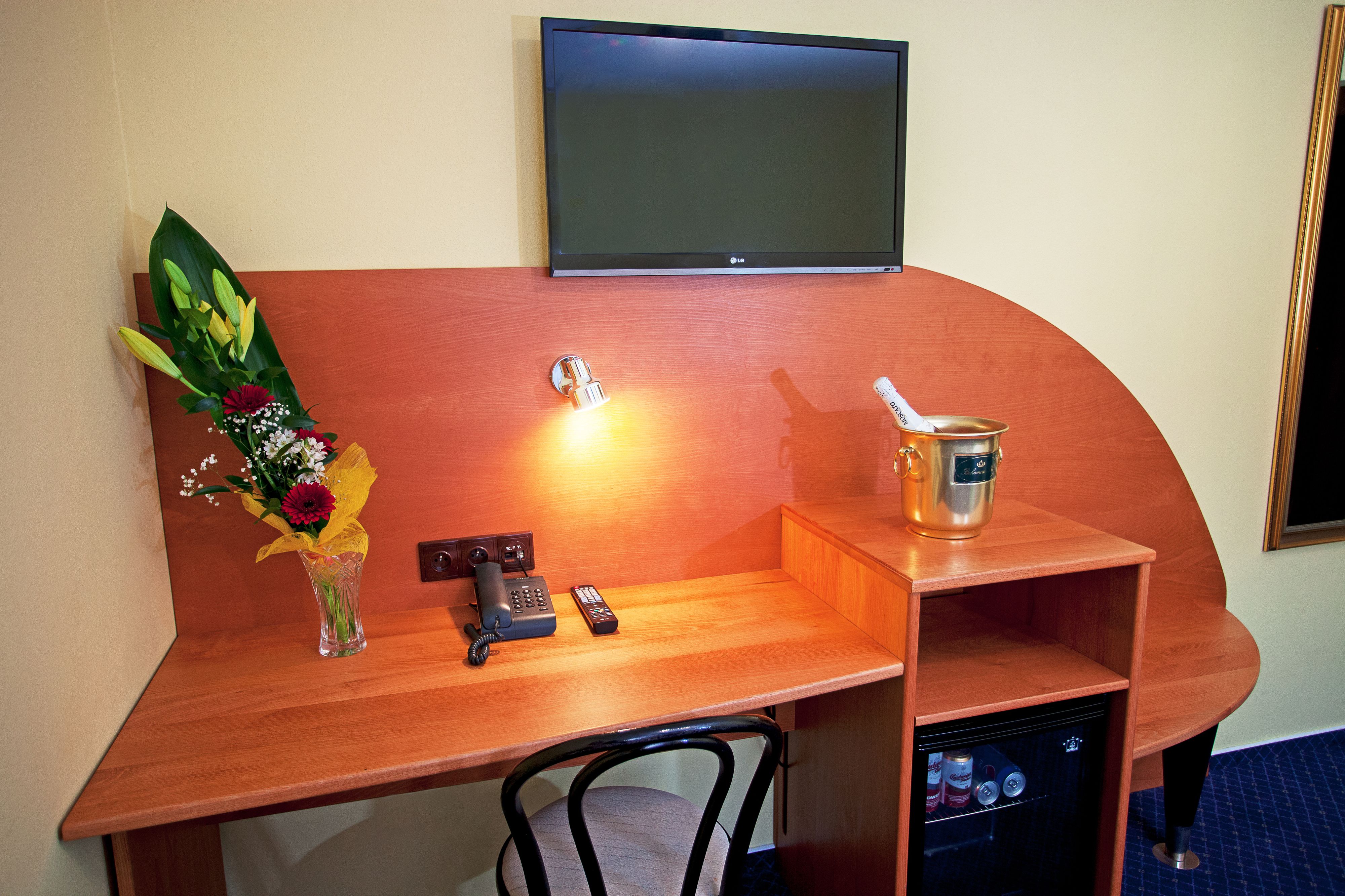 single room | hypo-allergenic bedding, in-room safe, desk, laptop workspace