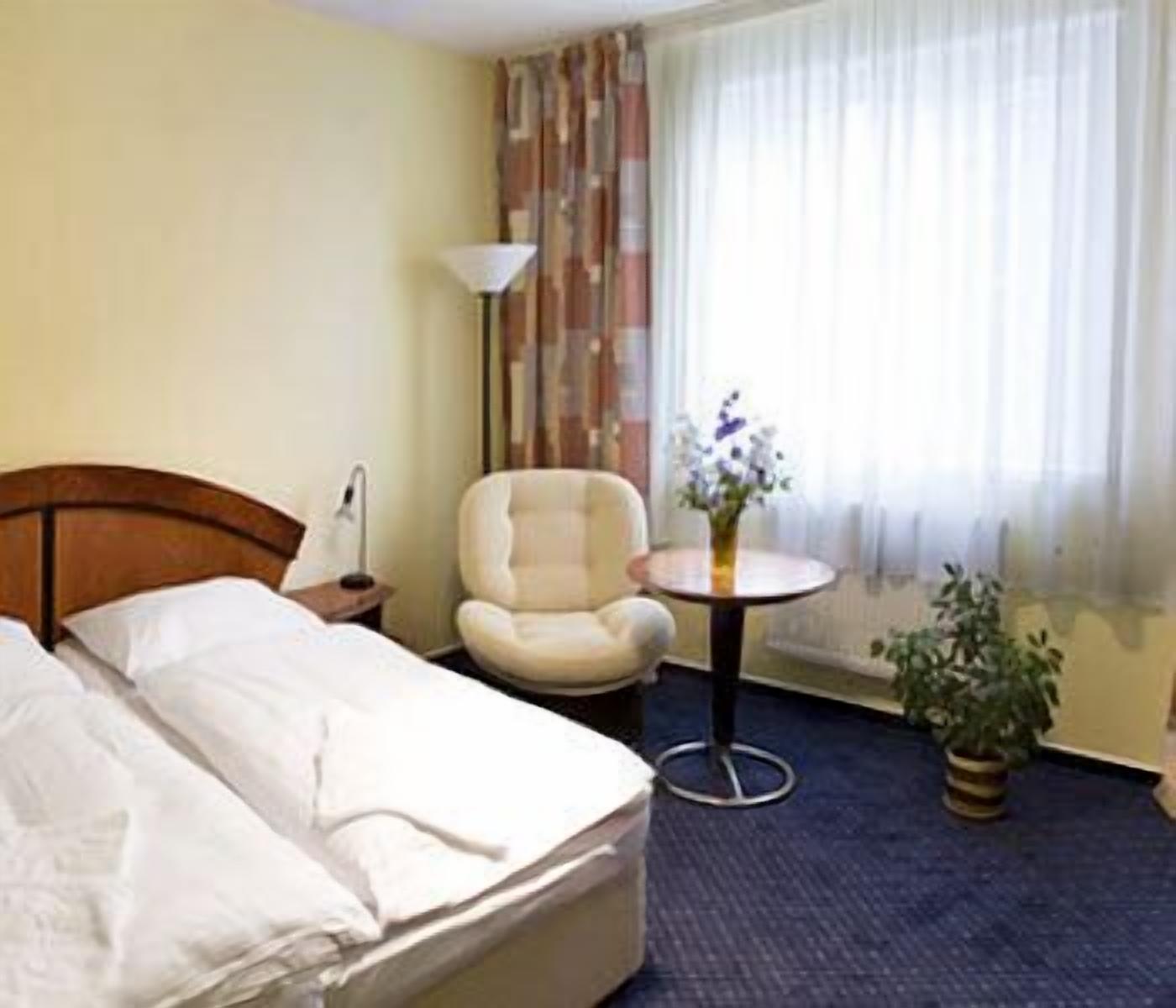 hypo-allergenic bedding, in-room safe, desk, laptop workspace