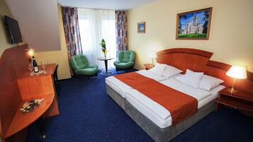 Hypo-allergenic bedding, in-room safe, desk, laptop workspace