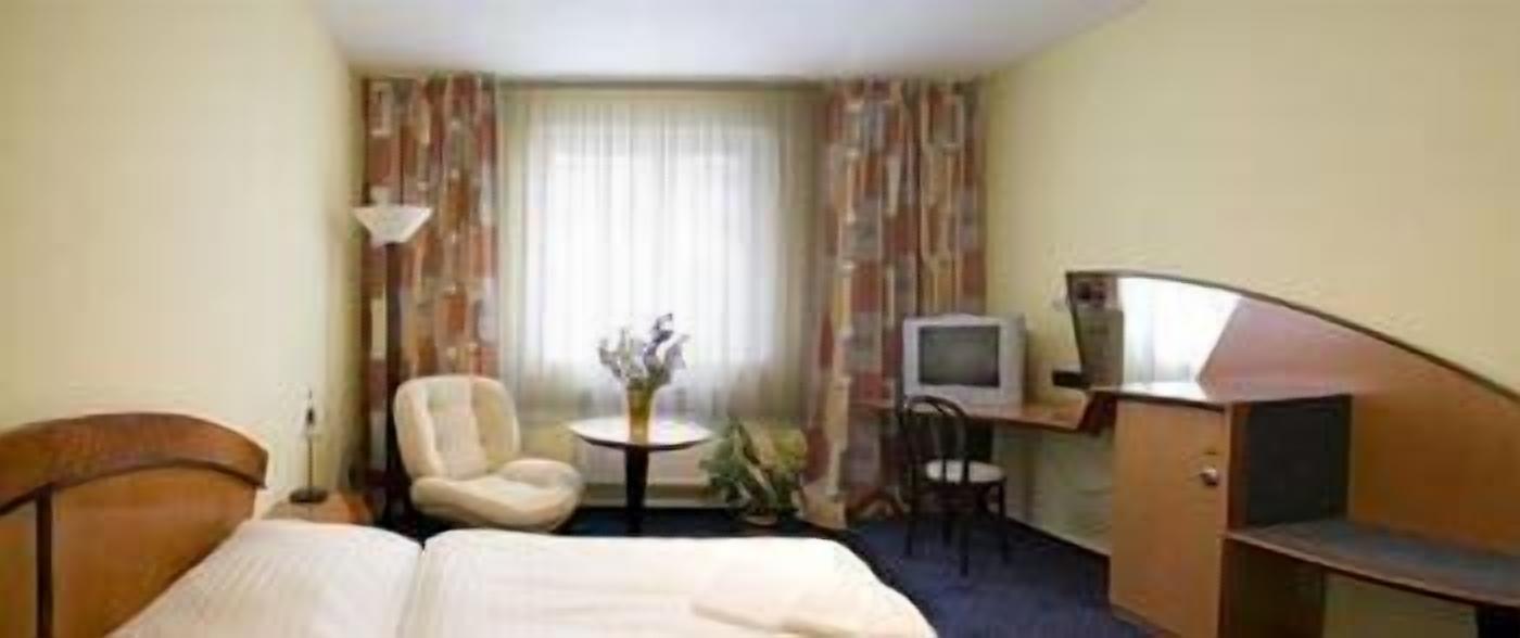 hypo-allergenic bedding, in-room safe, desk, laptop workspace