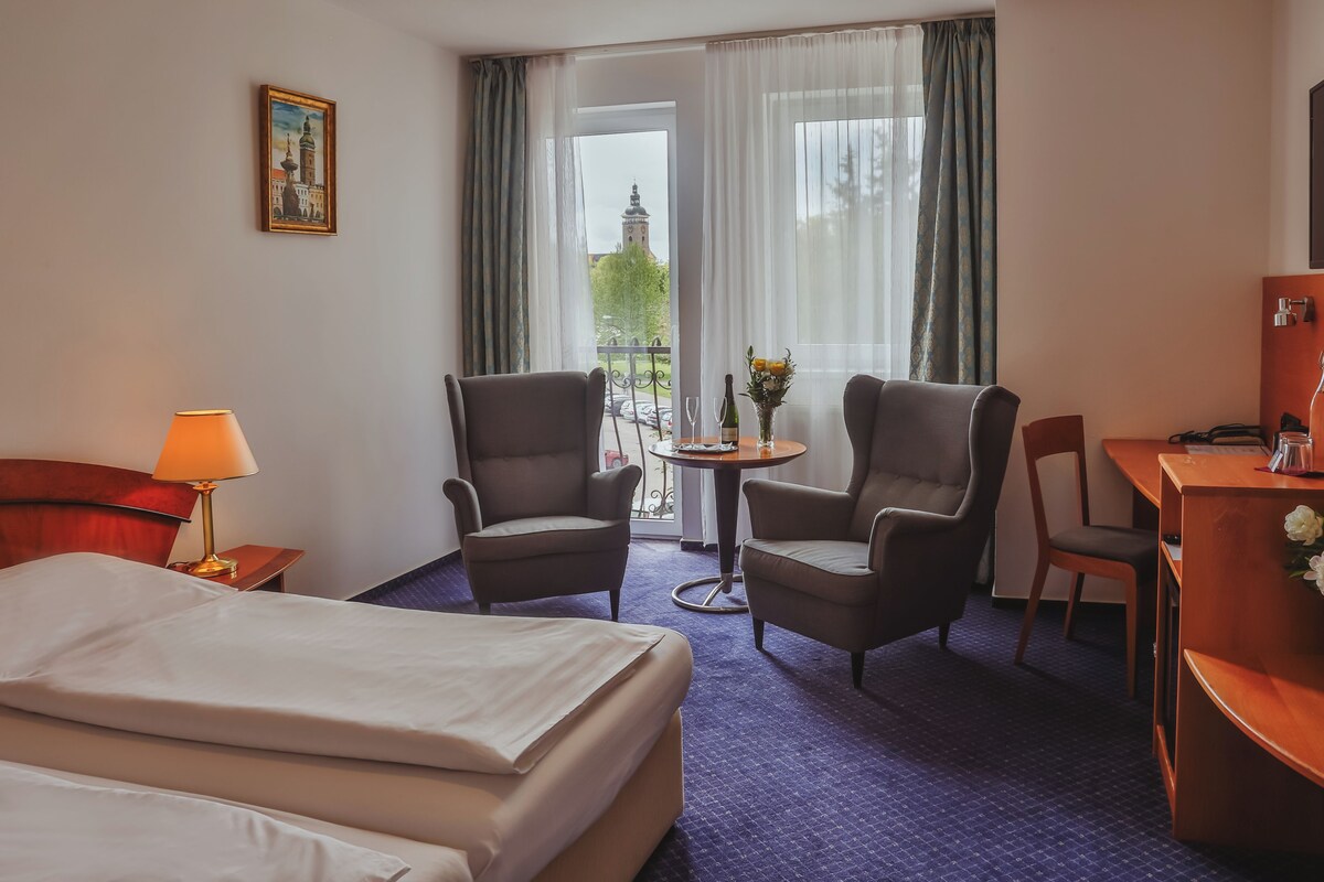 Double Room | Peralatan tempat tidur hipoalergenik, peti besi dalam bilik, meja 