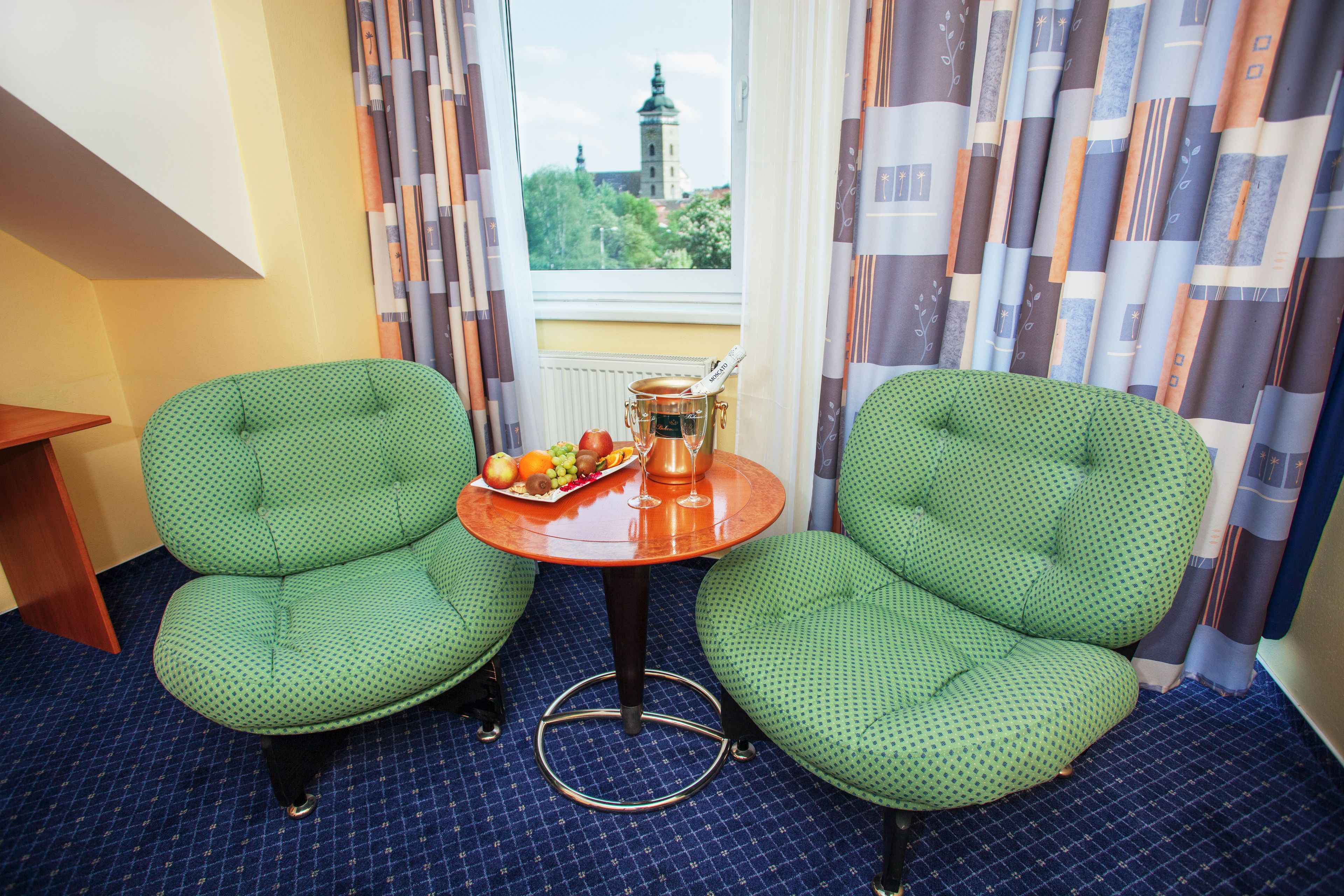 Ropa de cama hipoalergénica y caja de seguridad en la habitación 