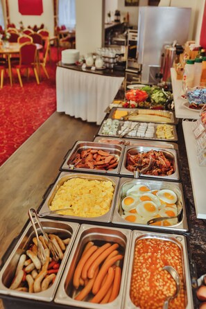 A buffet with various food options including eggs, sausages, and vegetables. - Savoy (Ceske Budejovice)