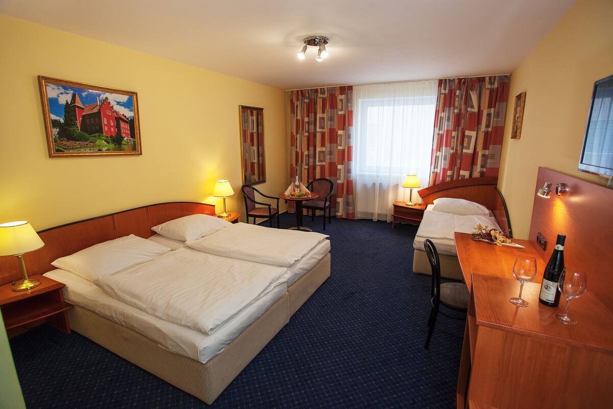 triple room | hypo-allergenic bedding, in-room safe, desk, laptop workspace