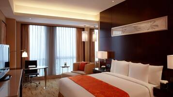 高档床上用品、客房内保险箱、办公桌、遮光窗帘