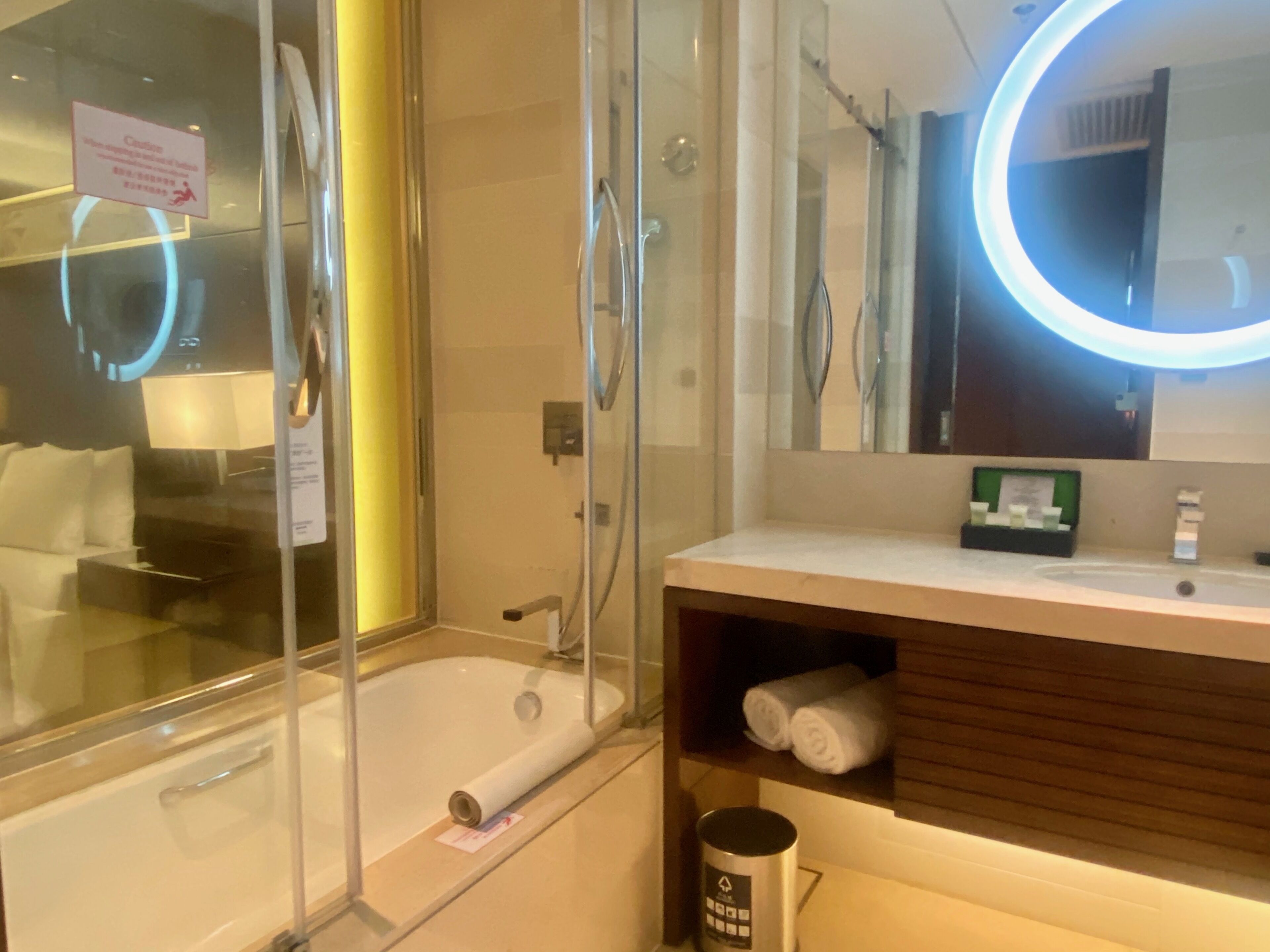 deluxe room, 2 single beds, non smoking, city view | 1 bedroom, premium bedding, in-room safe, desk