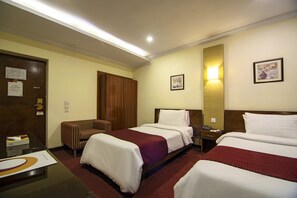 Phòng 2 giường đơn Deluxe, 2 giường đơn, phòng tắm riêng | Minibar, bàn, màn/rèm cản sáng, phòng cách âm 