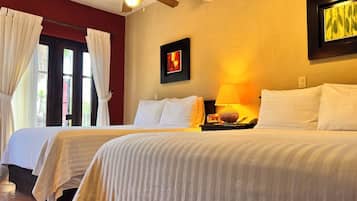 Suite 2 Queen Beds, Terrace y/o Balcony, Kitchenette, Upperfloor. | Sengetøy av topp kvalitet, dundyner og senger med Select Comfort-madrass