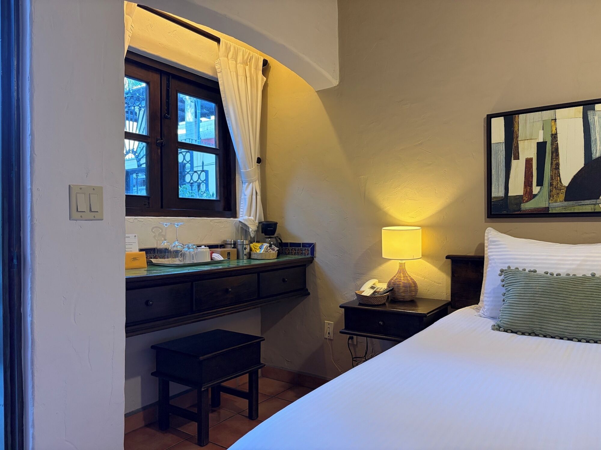 Habitación, 1 Queen Bed, Groundfloor | 高档床上用品、羽绒被、Select Comfort 床、迷你吧