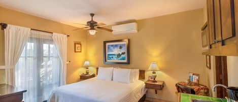 Suite King Bed, Balcony, Terrace, Kitchenette, Upperfloor | Literie de qualité, couette en duvet, lit avec matelas Select Comfort