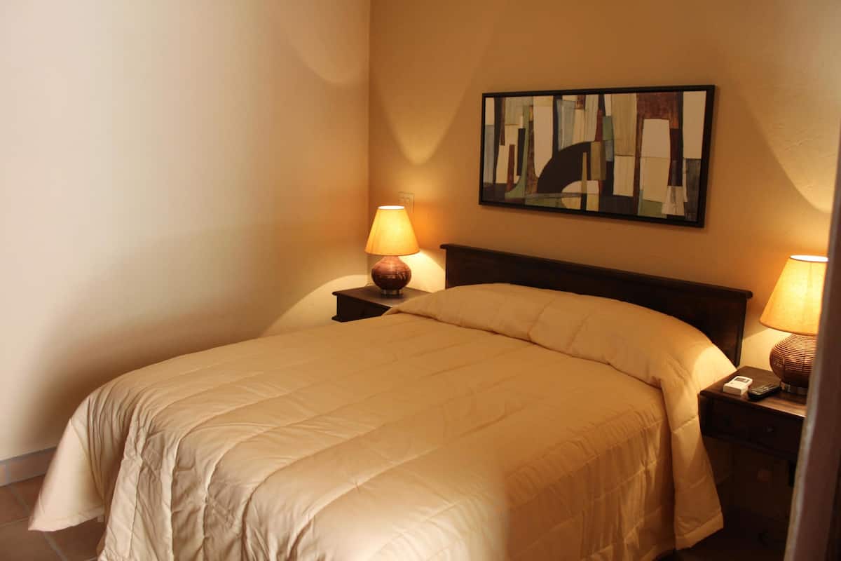 Habitación, 1 Queen Bed, Groundfloor | Premium bedding, down duvets, Select Comfort beds, minibar