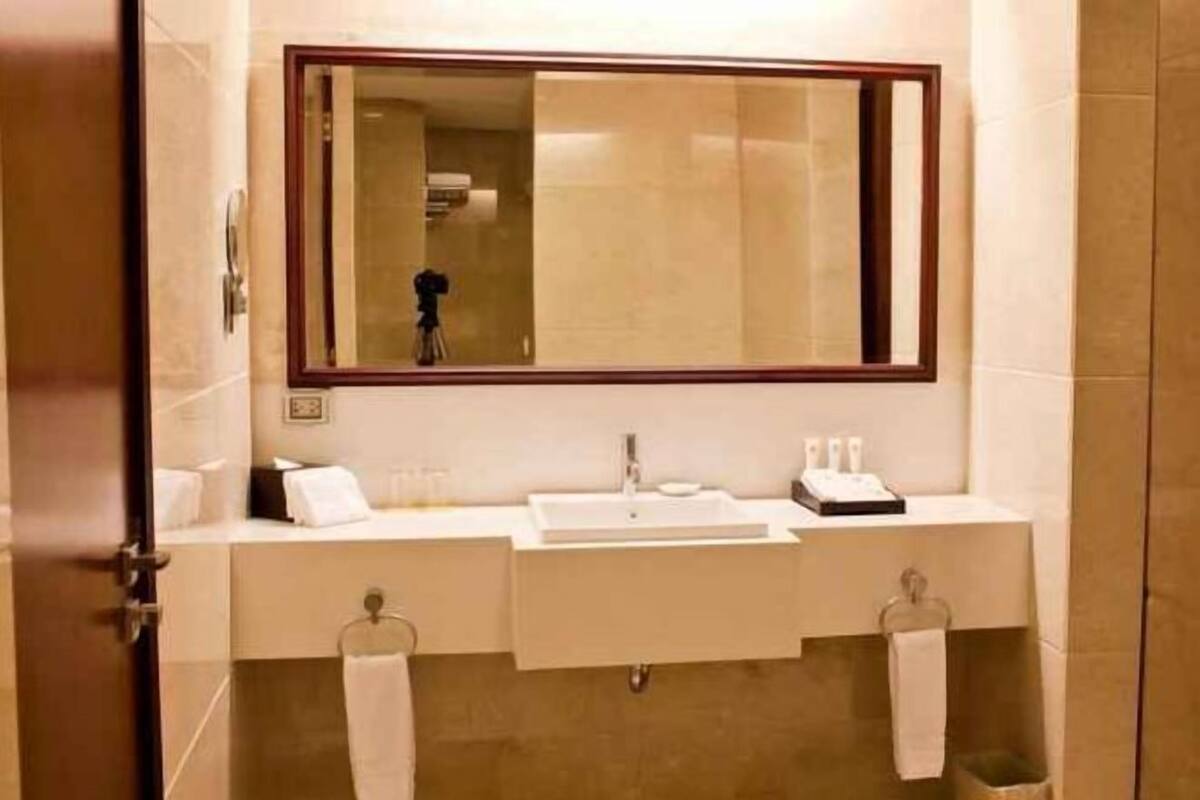 Badrum | Dusch, gratis toalettartiklar, hårtork och tofflor