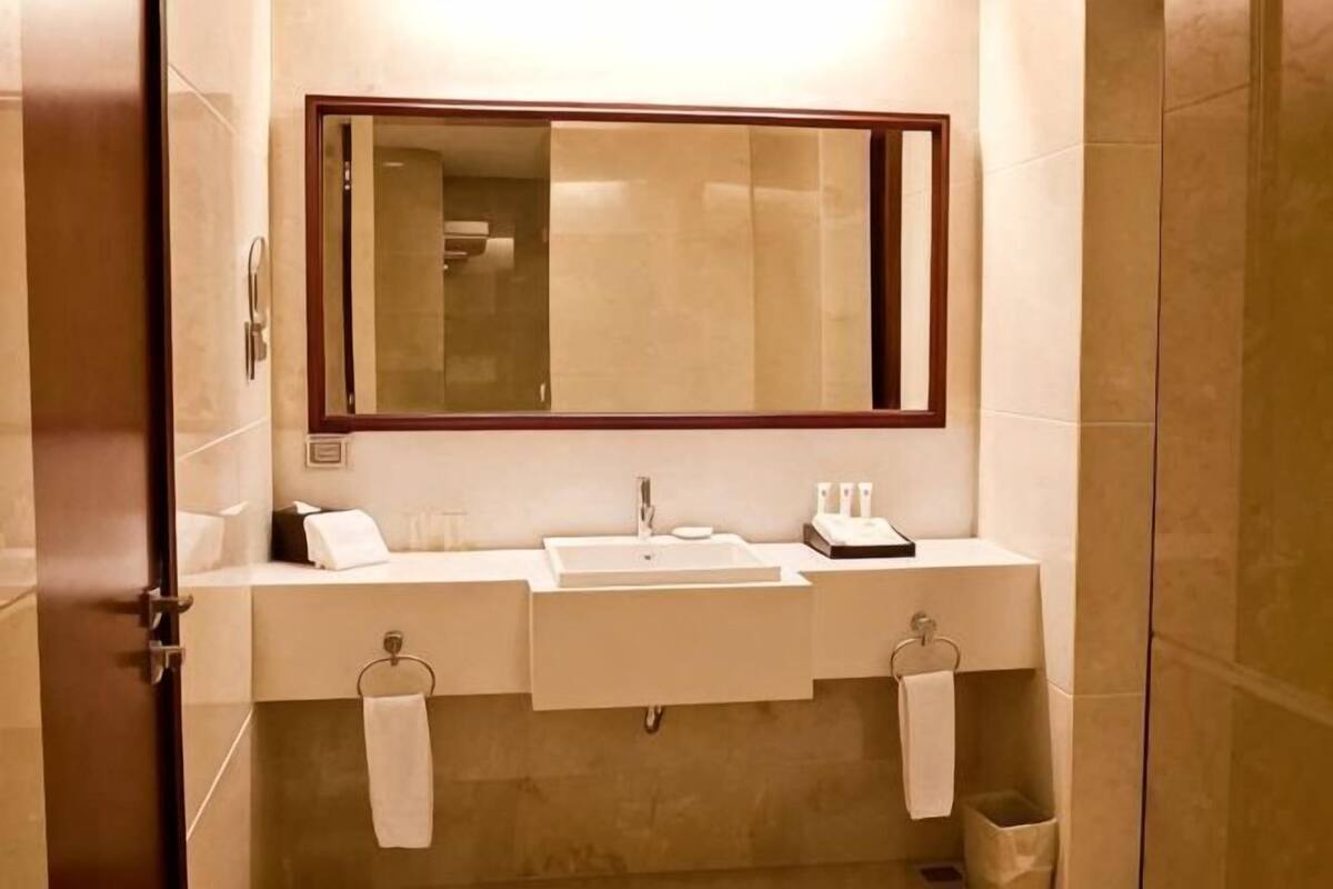 Baño | Regadera, amenidades de baño gratuitas, secadora de cabello, pantuflas 