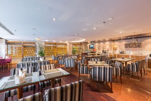 Déjeuner, dîner et souper servis sur place