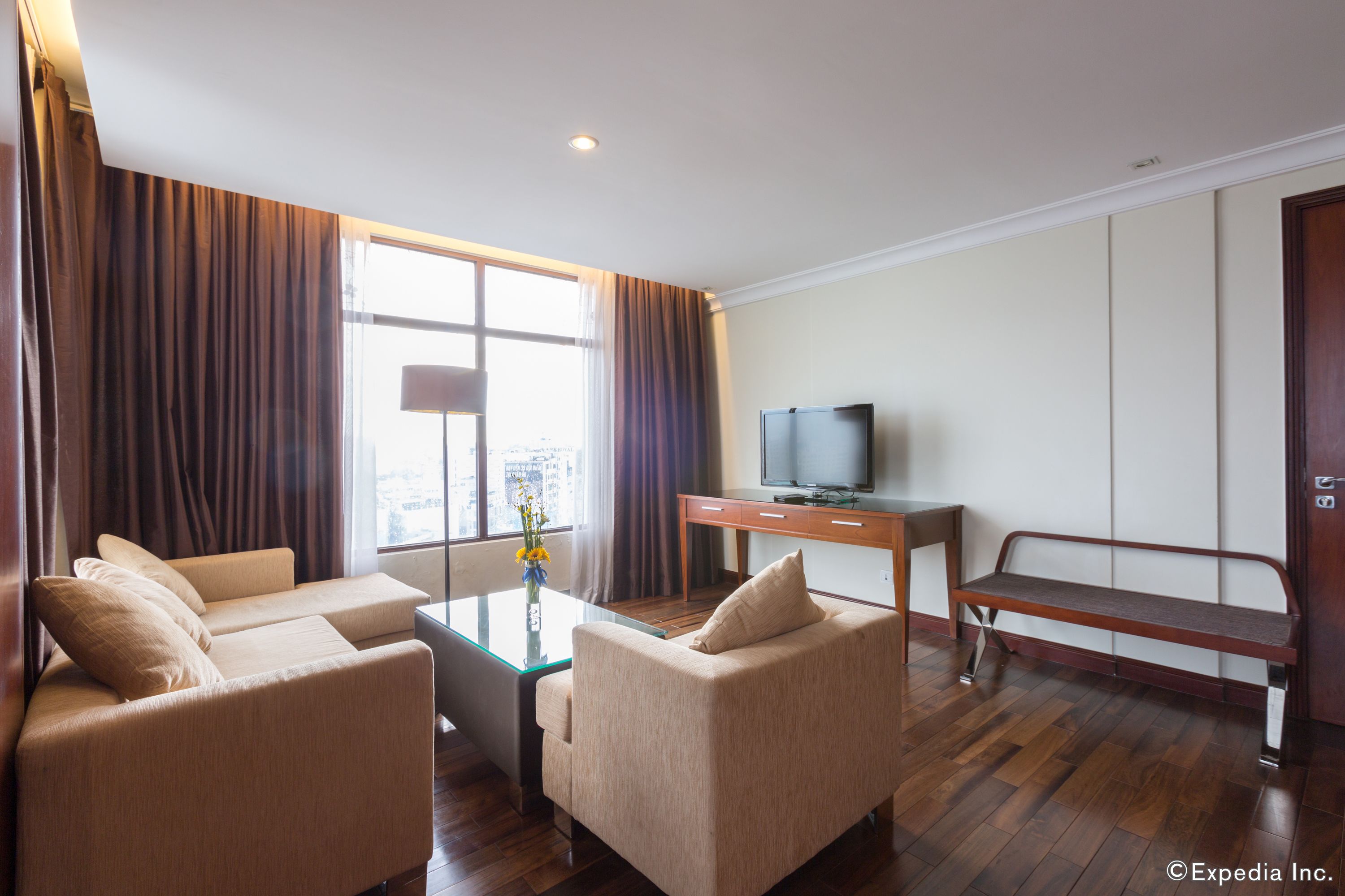 junior suite | living room | 42-inch lcd tv with cable channels, tv