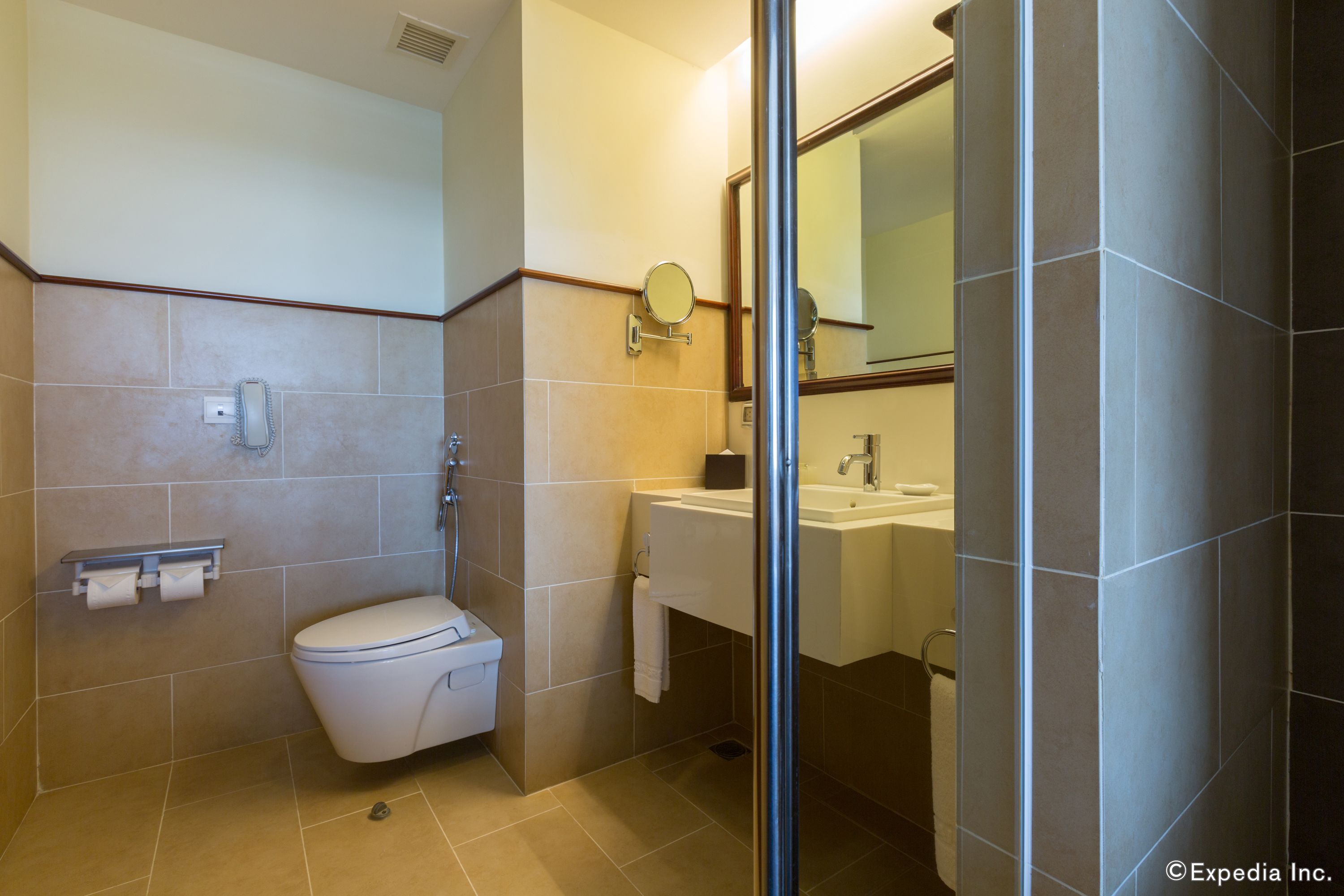 deluxe double room | bathroom | free toiletries, hair dryer, bathrobes, slippers