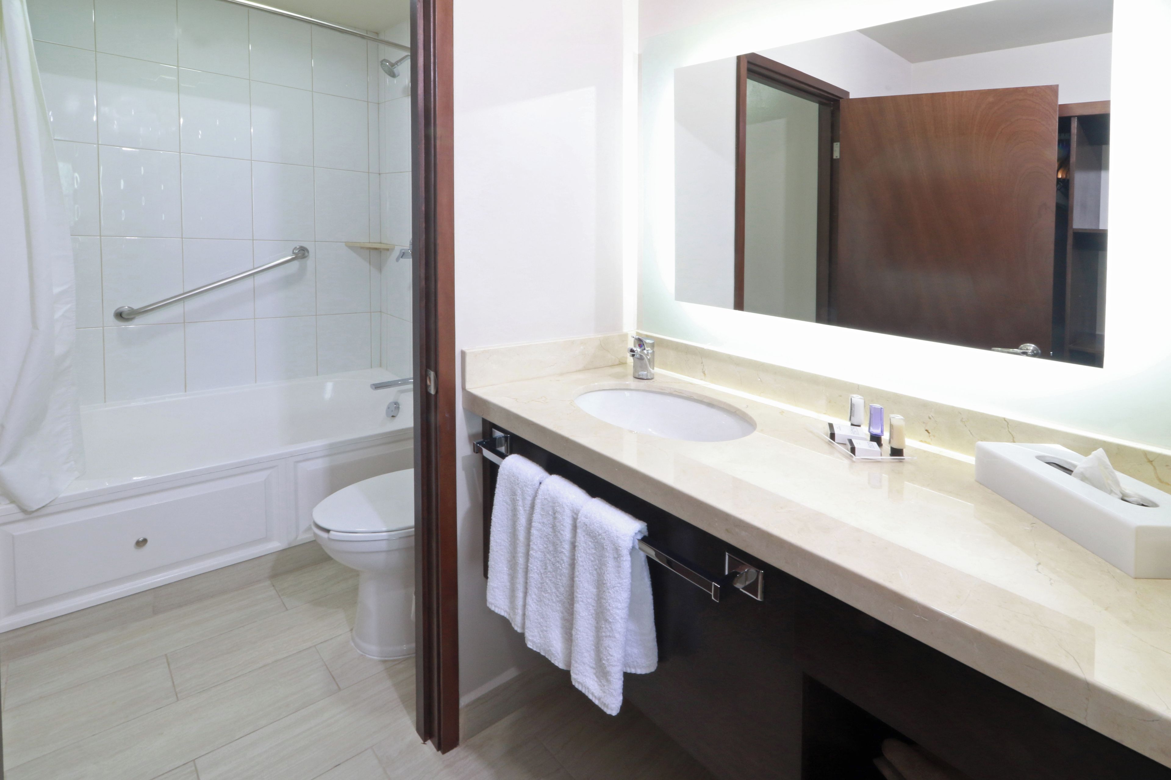 Ein Badezimmer mit Badewanne, Toilette und Waschbecken.