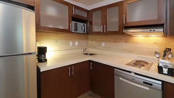 Full-size fridge, microwave, stovetop, dishwasher
