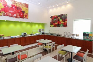 Free buffet breakfast - Staybridge Suites Queretaro by IHG (Querétaro)
