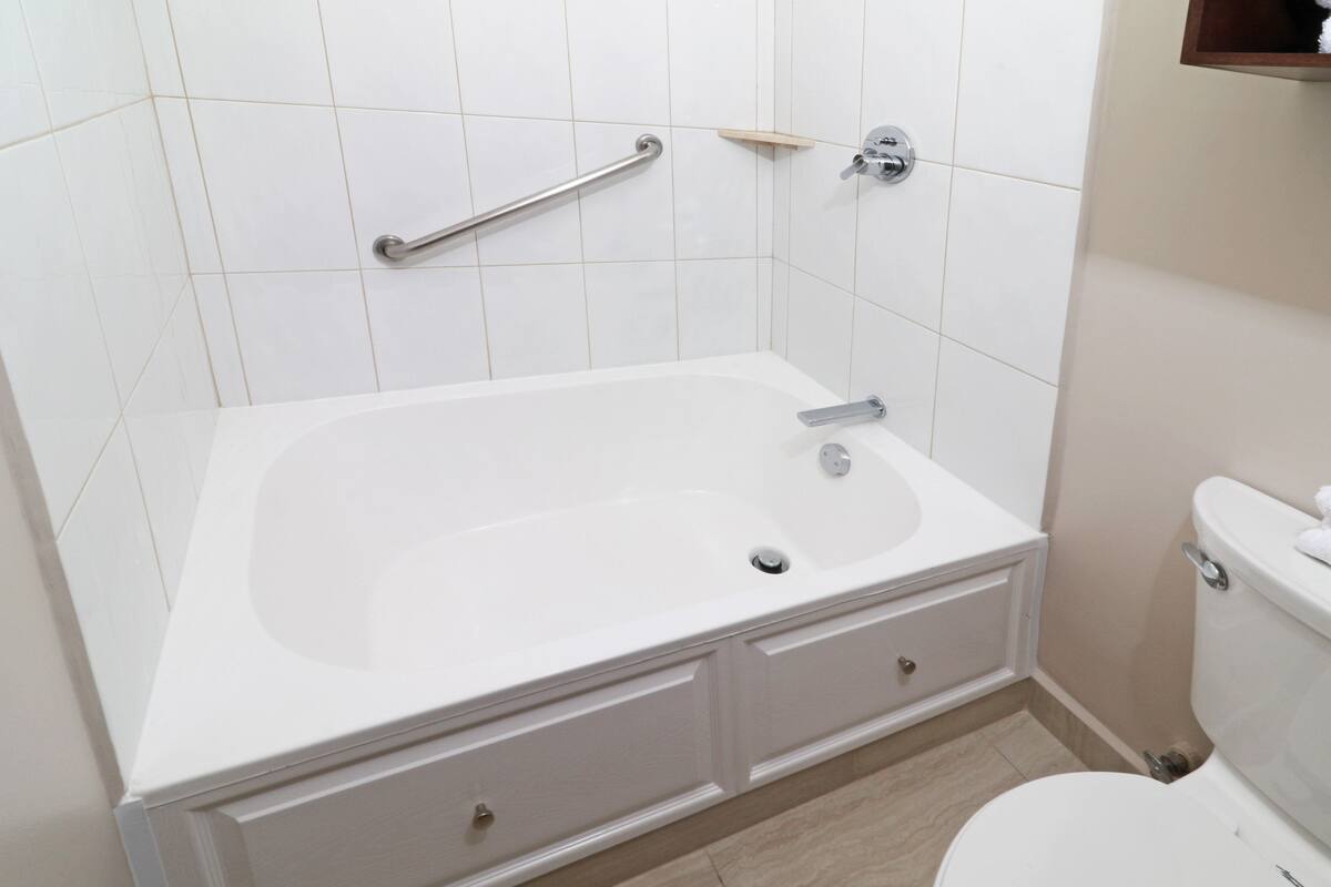 suite, 1 bedroom, kitchen (bath shower) | bathroom | shower, free toiletries, hair dryer, towels