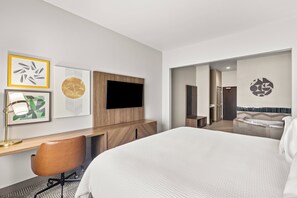 Suite, 1 cama King size (Additional Living Area) | Edredón, escritorio, tabla de planchar con plancha y cunas gratuitas 