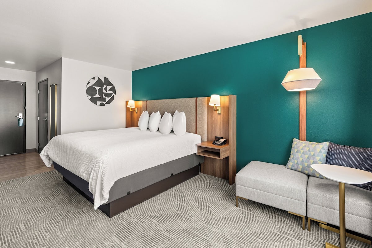 Down duvets, in-room safe, desk, iron/ironing board