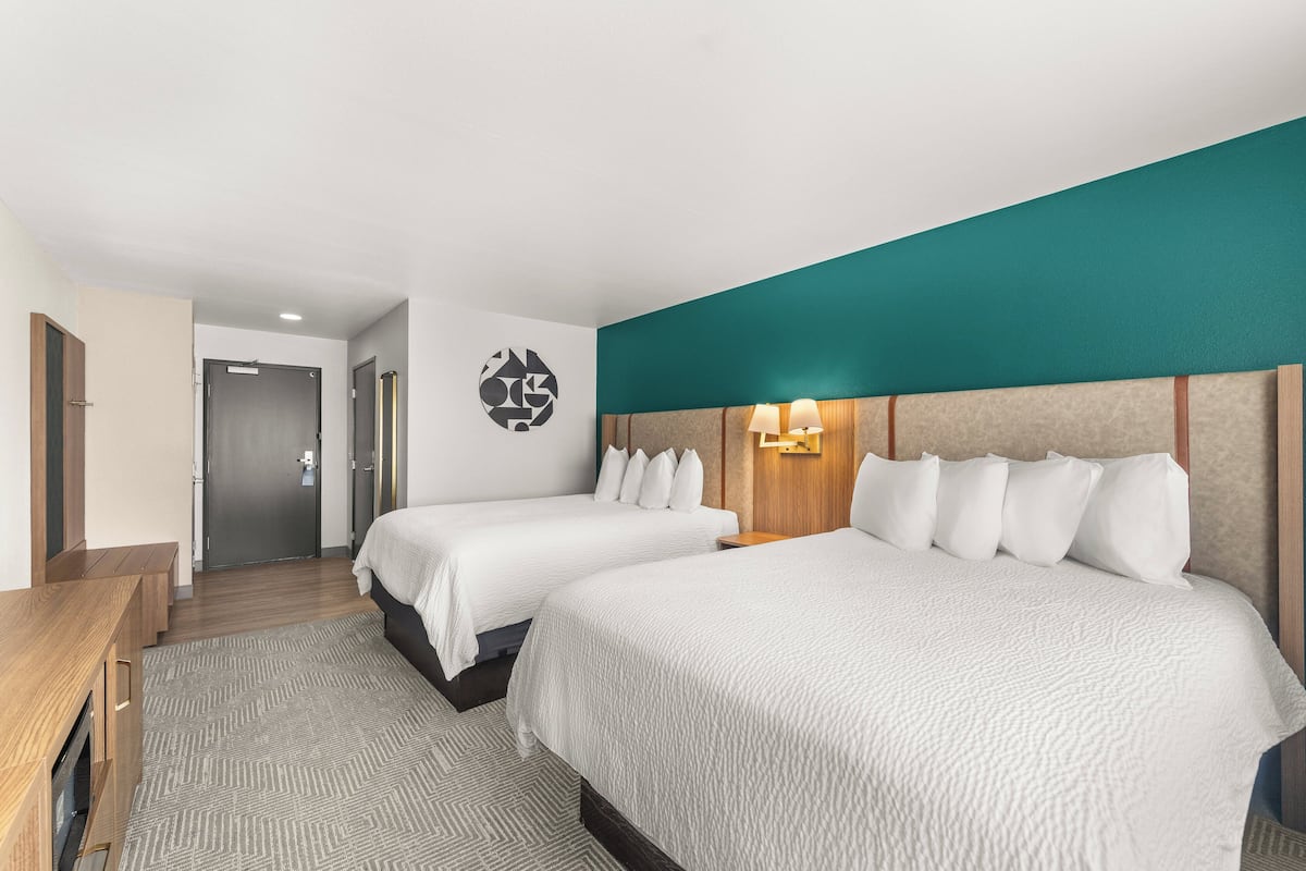 Down duvets, in-room safe, desk, iron/ironing board