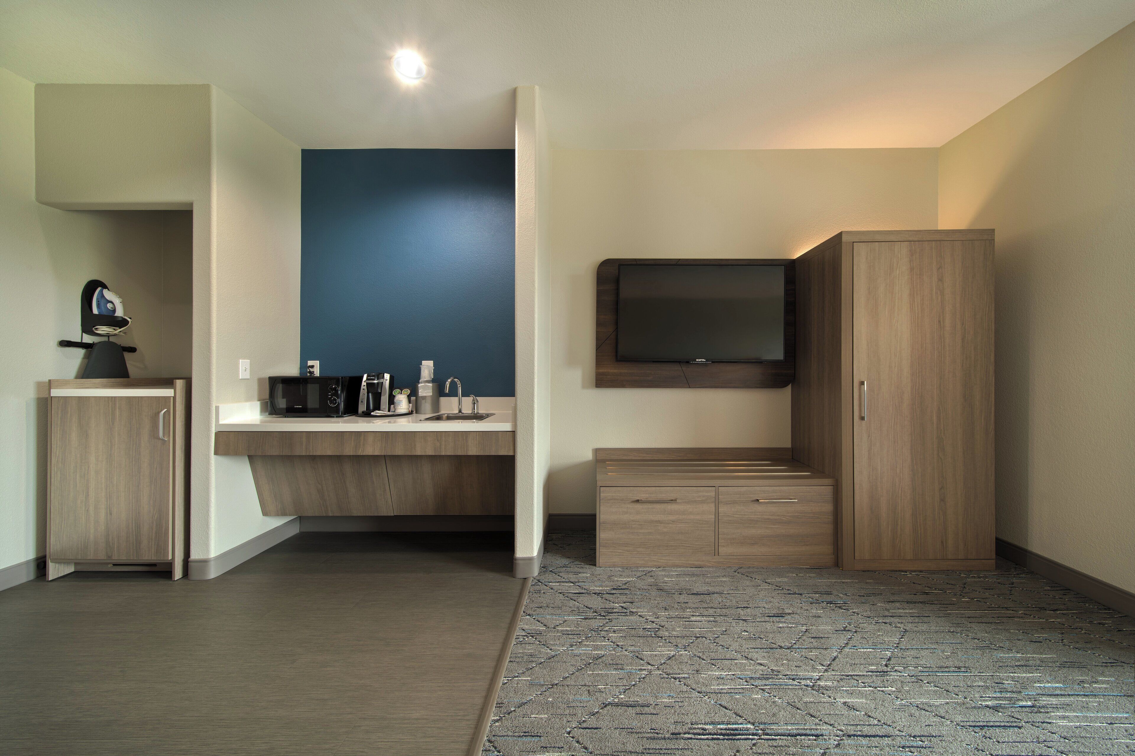 Escritorio, sistema de insonorización y tabla de planchar con plancha 