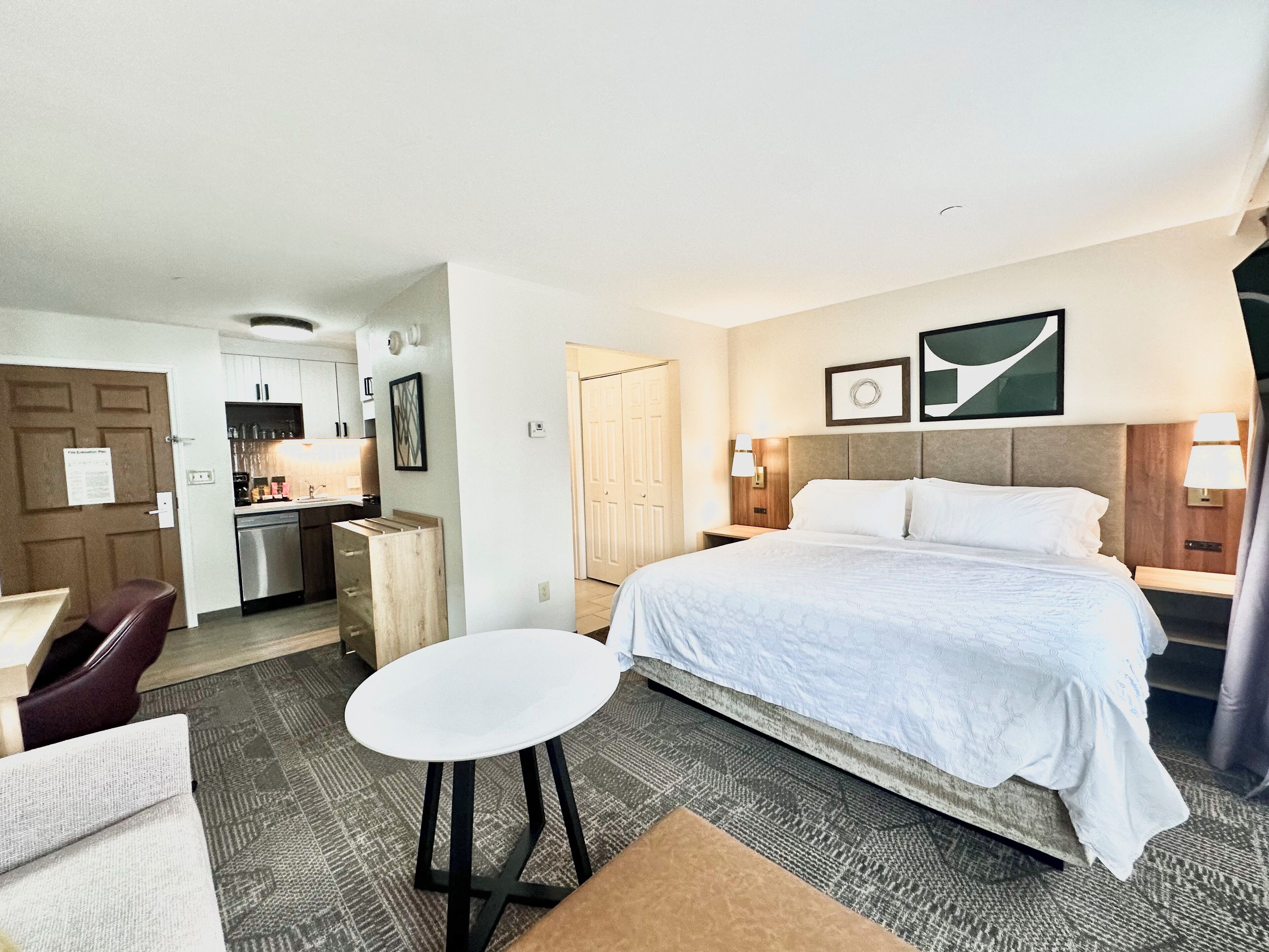 studio suite, 1 king bed, kitchen | bathroom | combined shower/bathtub, hair dryer, towels