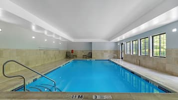 Innenpool, geöffnet von 08:00 Uhr bis 22:00 Uhr, Liegestühle