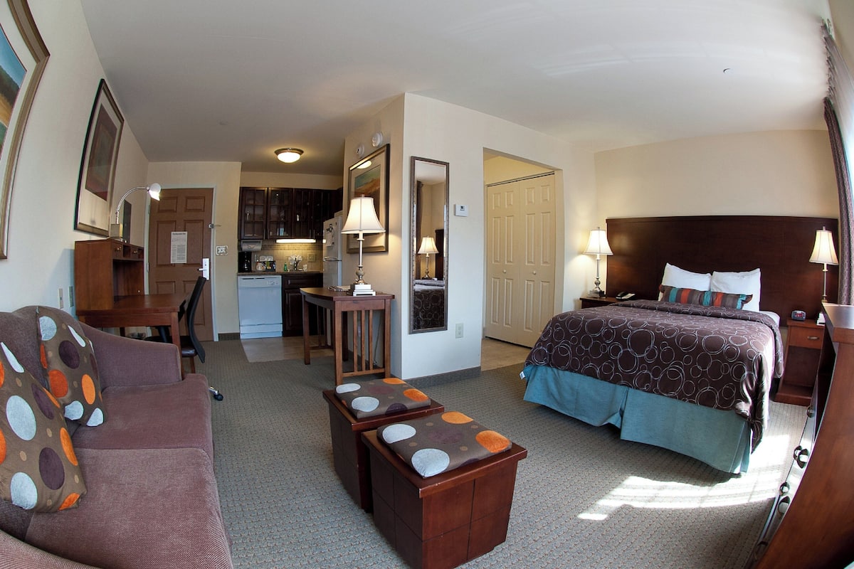 Studio Suite, 1 Queen Bed, Kitchen | In-room safe, desk, iron/ironing board, cribs (free)