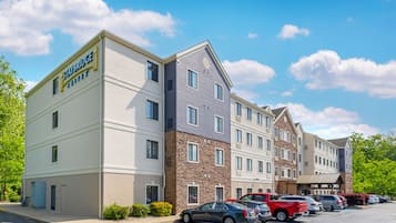 Un hotel de varios pisos con un letrero que dice 'Staybridge Suites'.