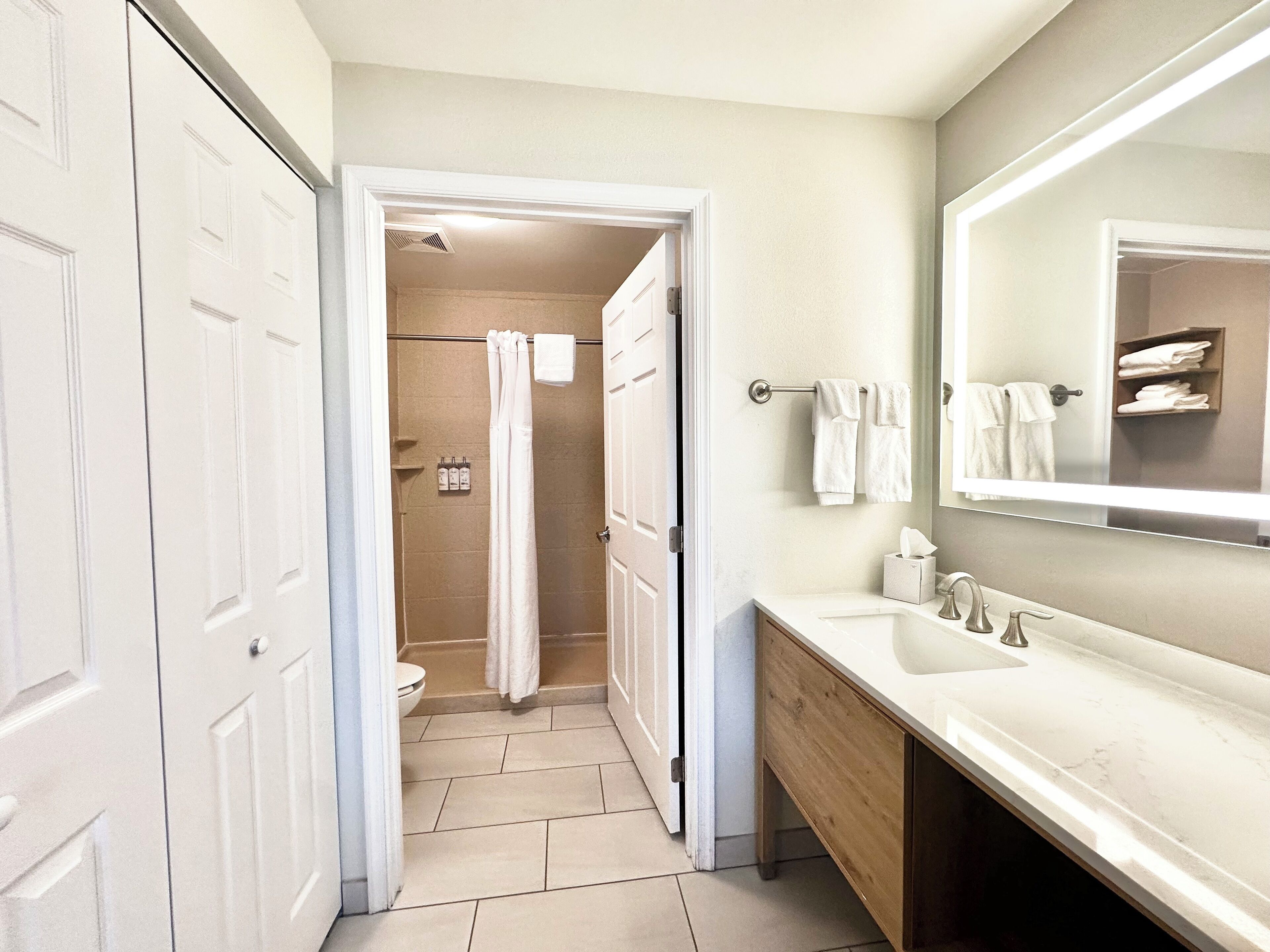 suite, 1 bedroom, kitchen (1 king) | bathroom | combined shower/bathtub, hair dryer, towels