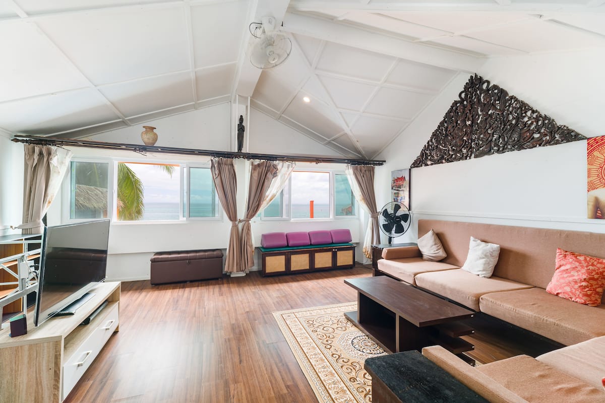 Deluxe Suite, 1 Bedroom, Ocean View | Living room