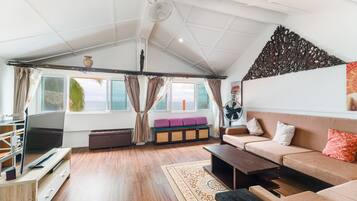 Deluxe Suite, 1 Bedroom, Ocean View | Living room