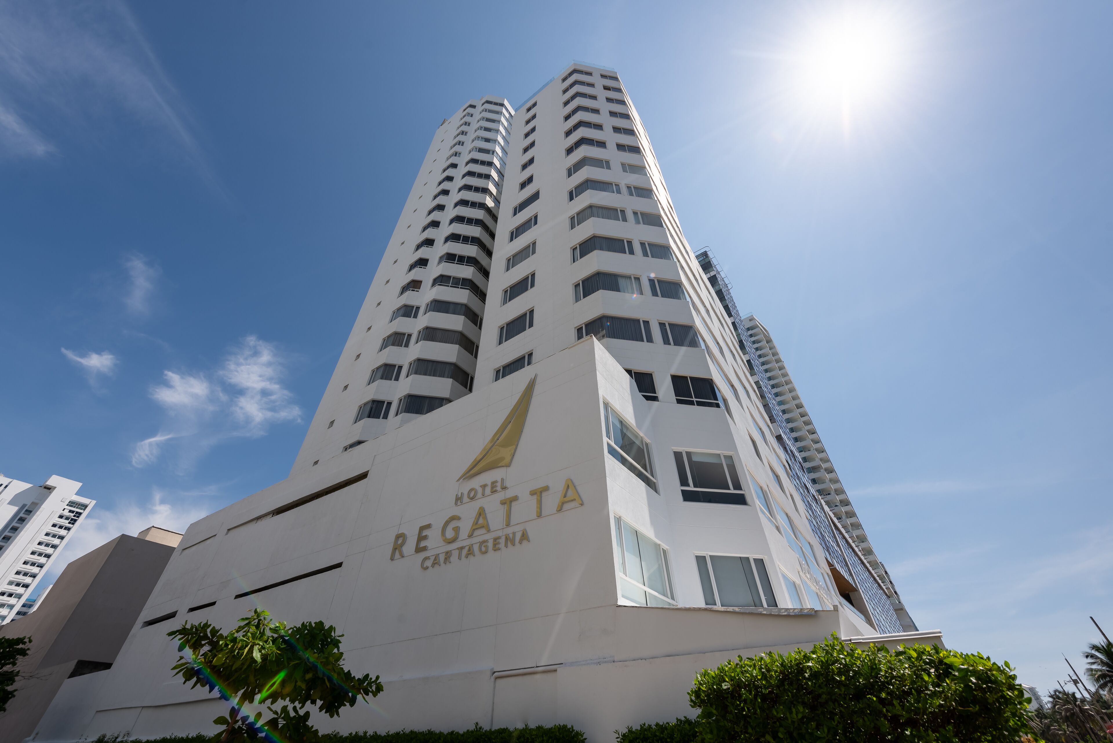 Un grand hôtel moderne, avec une enseigne bien visible indiquant « Hôtel Regatta Cartagena ».