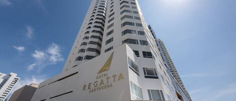 Un grand hÎtel moderne, avec une enseigne bien visible indiquant « HÎtel Regatta Cartagena ».